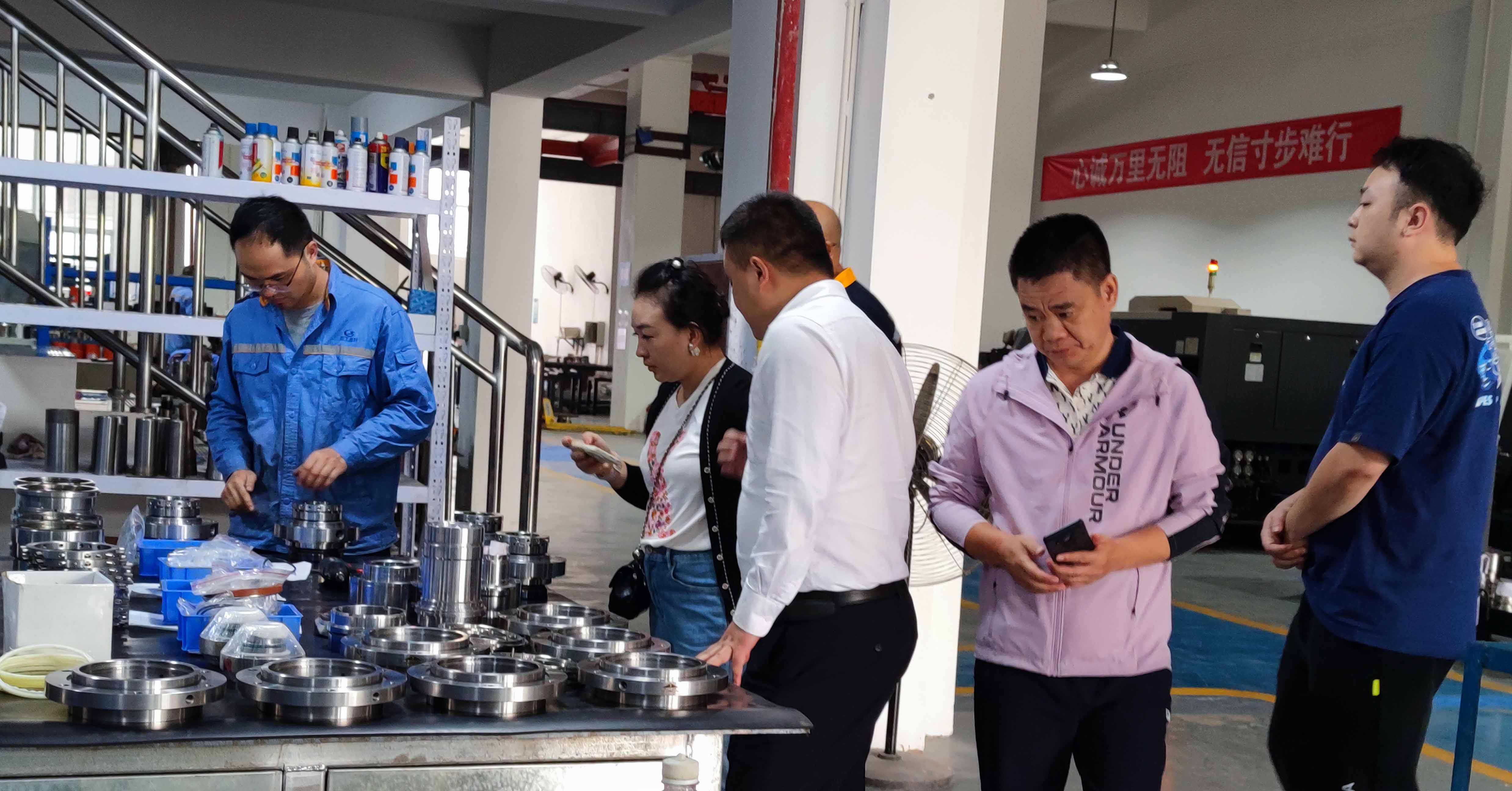 1697613570320014.jpg 中國(guó)鋁業(yè)分公司領(lǐng)導(dǎo)來(lái)廠參觀1.jpg