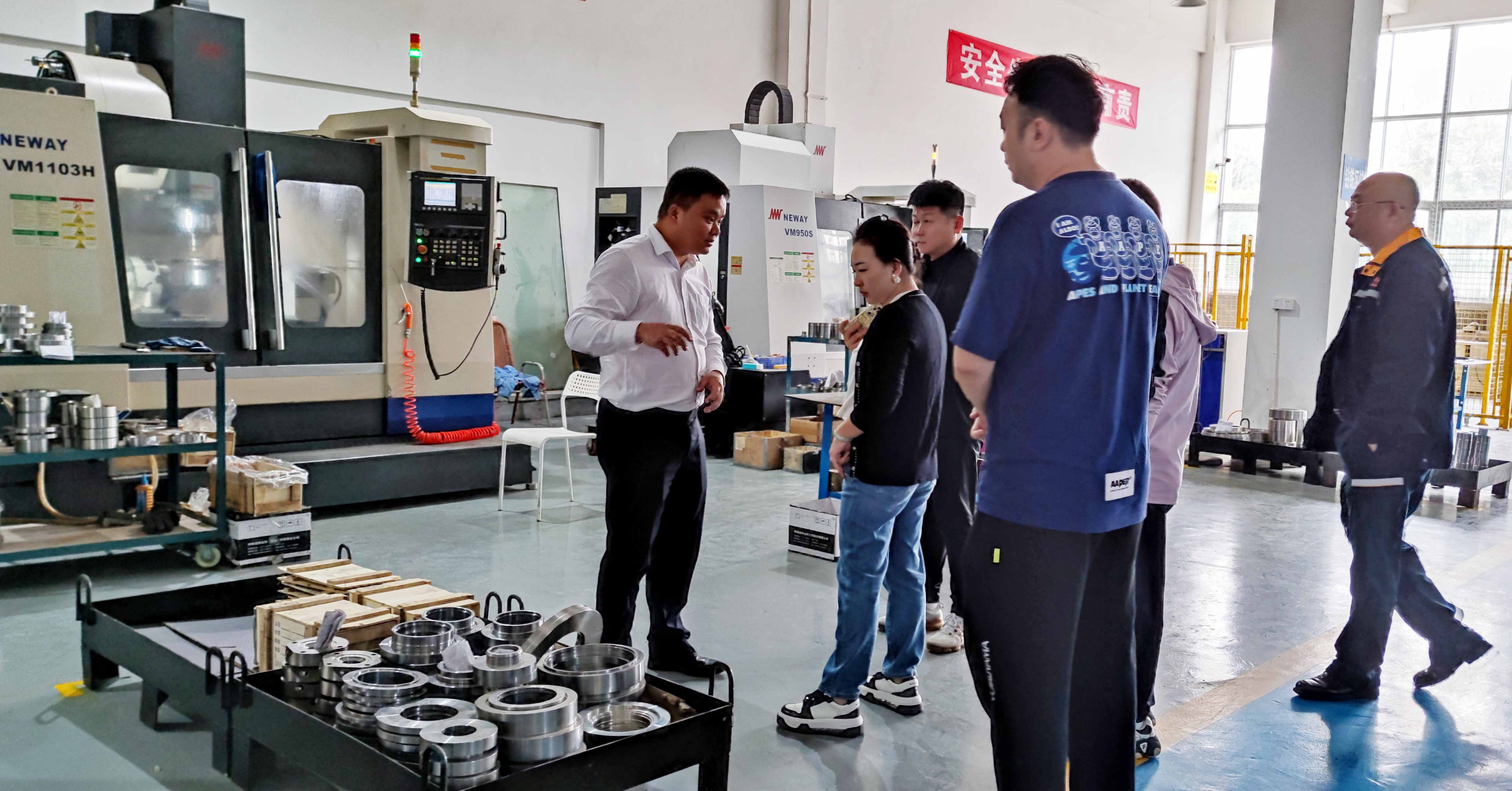 1697613580902427.jpg 中國(guó)鋁業(yè)分公司領(lǐng)導(dǎo)來(lái)廠參觀3.jpg